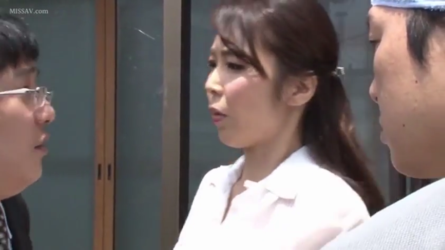 交谈 · 严肃 · 眼镜 · 站立 · 面部特写 · 剧情 · 户外 · 职场装