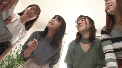 室內 · 微笑 · 面部特寫 · 注視 · 多人 · 綠植 · 休闲服 · 俯身姿势