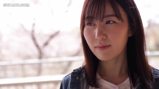 脸部特写 · 站立 · 平静 · 注视 · 户外 · 牛仔外套 · 散发