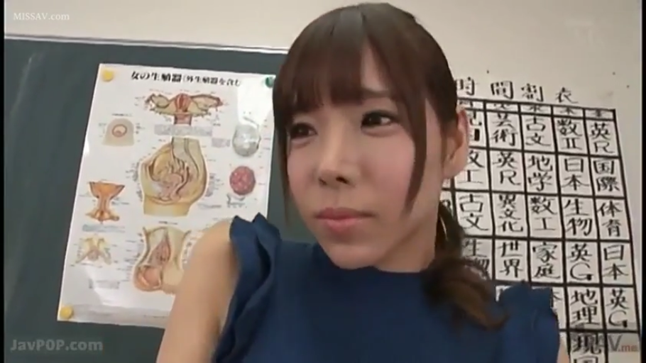 沙发 · 客厅 · 内衣 · 欢愉 · 多人互动 · 围坐 · 群像 · 多人画面