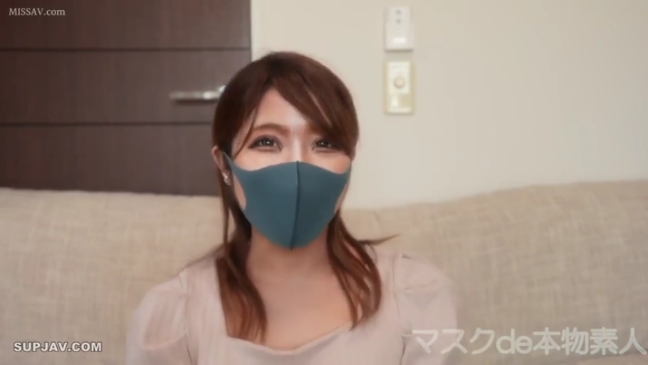 Indoor · Sitting Posture · Face · Smile · 注视镜头 · 口罩 · Amateur · Light-colored top
