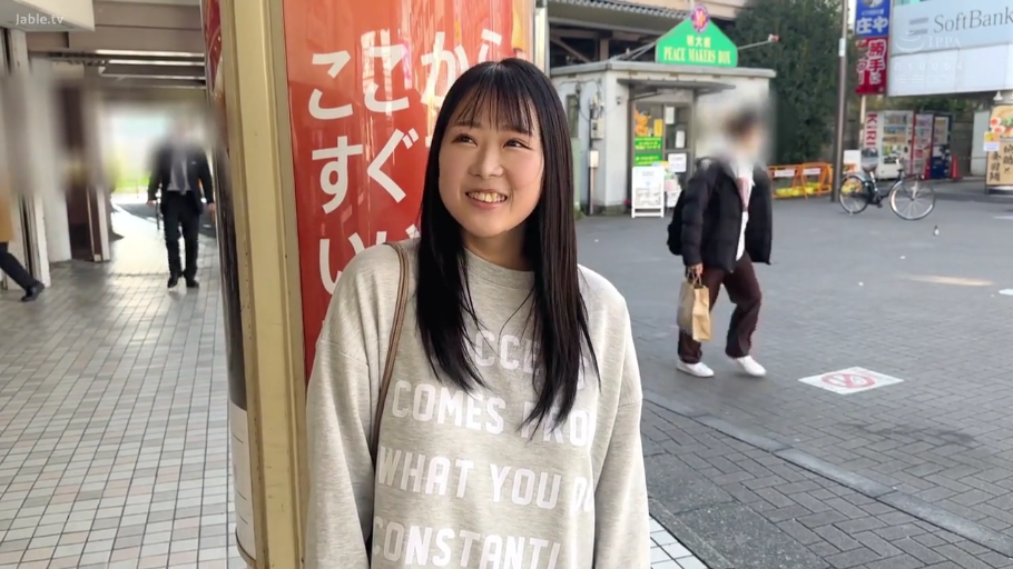 自然 · 谈话 · 仰视 · 头部特写 · 有水印 · 牛仔外套 · 阳台 · 植物