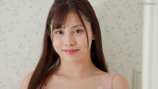 甜美 · 面对镜头 · 面部特写 · 粉色蕾丝内衣 · 正面 · 长直发 · 室内碎花墙纸