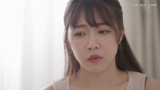 室内 · 座り姿勢 · 憂鬱 · 顔部のクローズアップ · 凝視 · アジア人 · ノースリーブタンクトップ