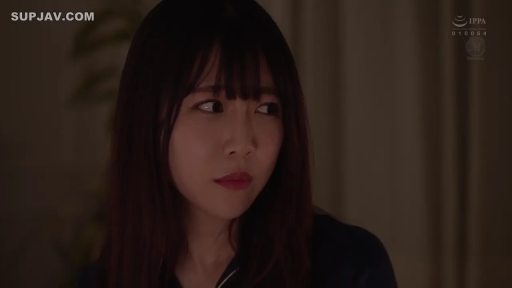 Close-up of the face · Bedroom · Stand · 暖色调 · 忧虑 · 侧视 · 深色睡衣