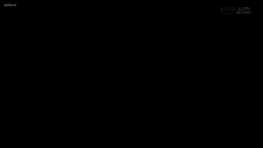 室内 · 字幕 · 开门 · 手部特写 · 抓握 · 门把手