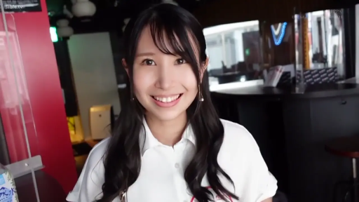 单人 · Stand · Medium shot · Facing the camera · Inside the store · 灿烂微笑 · 白色翻领衫