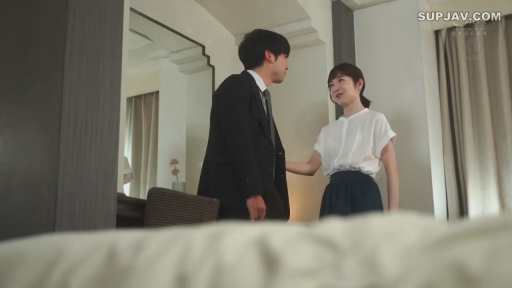 交谈 · 床铺 · 职业西装 · 站立 · 微笑 · 酒店房间 · 全身特写 · 职场场景