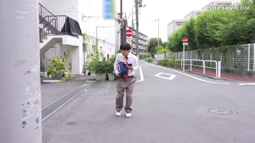 校服 · 站立 · 街道 · 行走 · 户外 · 书包 · 焦虑