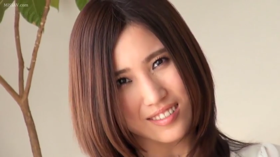 室内 · 脸部特写 · 白色上衣 · 正对镜头