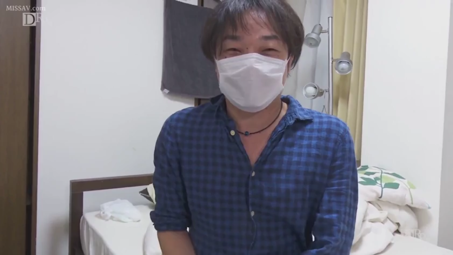 室内 · 座り姿勢 · 微笑 · 半身 · 注視 · 男性 · 口罩 · 蓝色格子衫