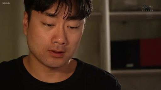 室内 · 严肃 · 低头 · 面部特写 · 谈话 · 黑色T恤 · 男性