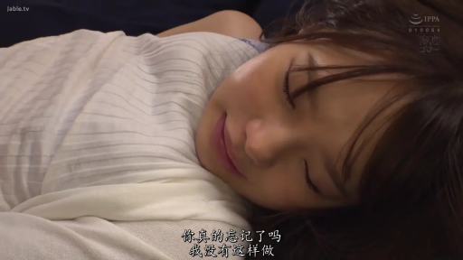 字幕 · 顔のクローズアップ · 床上 · 侧卧 · 平和 · 休息 · 白色针织衫