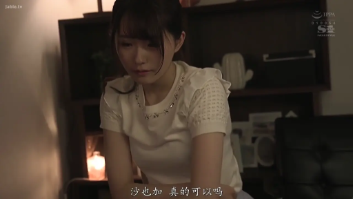 卧室 · 面部特写 · 昏暗灯光 · 略带羞涩或犹豫 · 领口有珍珠装饰