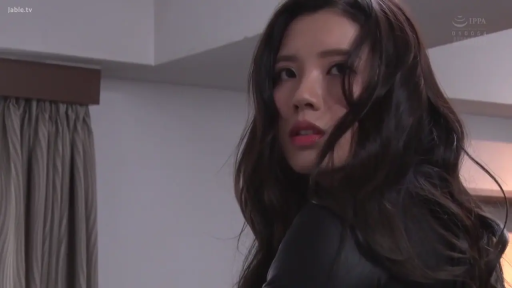 室内 · 单人 · 横向き · 黒い革ジャケット · 凝視 · 窗帘 · 头部特写 · 冷峻