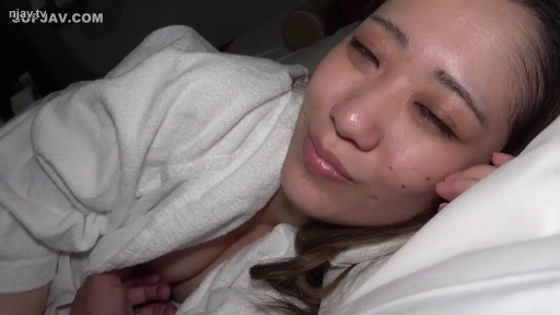 胸部のクローズアップ · 寝室 · 陶醉 · 布団 · 熟女 · 侧卧 · 撫でられる · 浴袍
