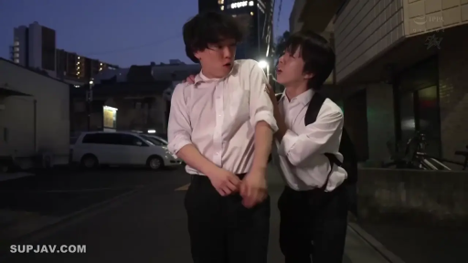 全身 · 站立 · 白衬衫 · 自慰 · 汽车 · 扭曲 · 街头 · 深夜