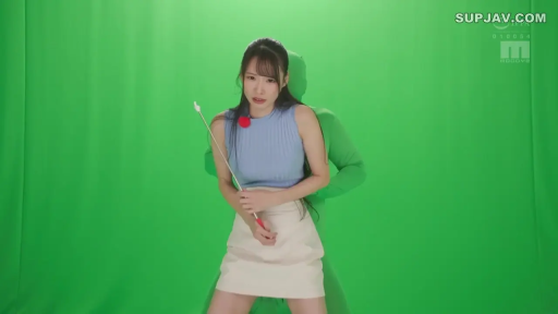 严肃 · 站姿 · 全身像 · 黑长直 · 蓝色背心与白色短裙 · 绿幕摄影棚 · 手拿指示杆 · 指示杆