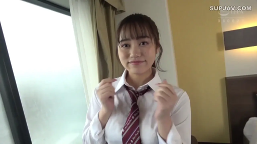 室内 · 站立 · 白衬衫 · 微笑 · 学生服 · ネクタイ · 半身照 · 整理领口