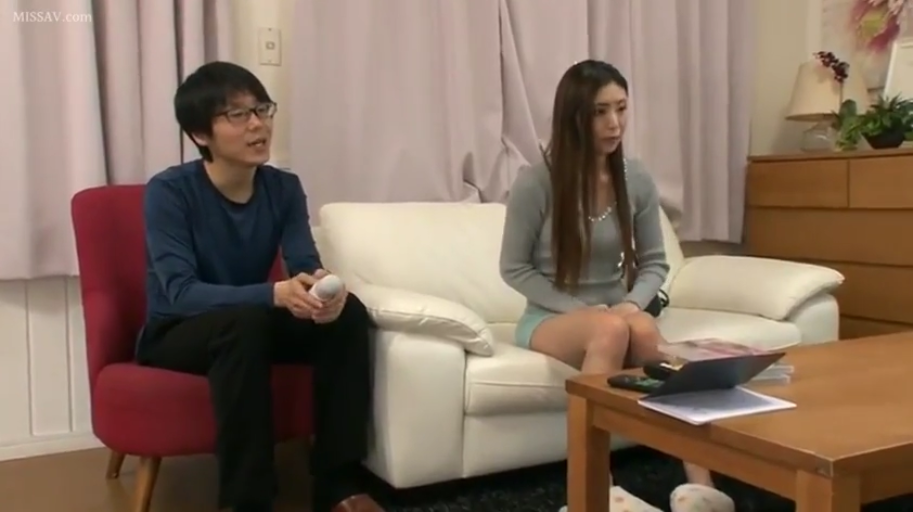 坐姿 · 中景 · 沙发 · 自然 · 客厅 · 对话 · 针织衫