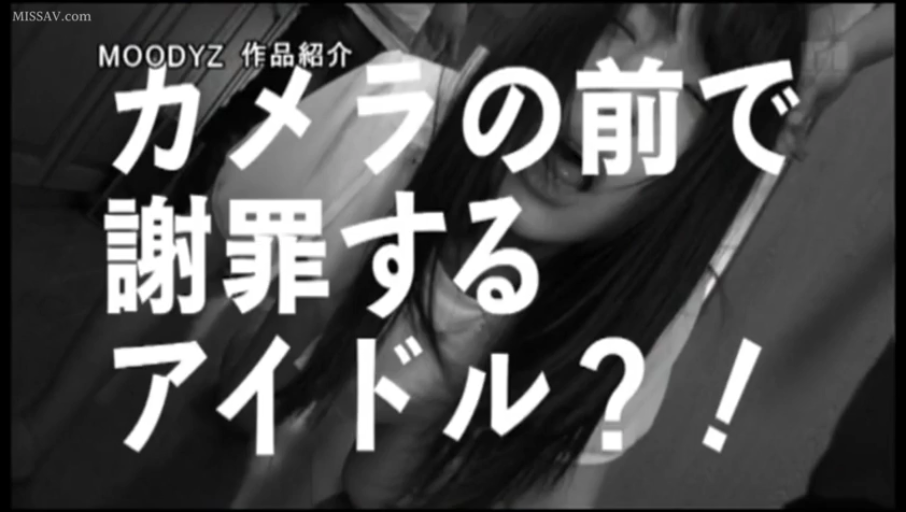 室内 · 顔部のクローズアップ · 跪き姿勢 · 白い上着 · 苦痛 · 道歉 · 白黒