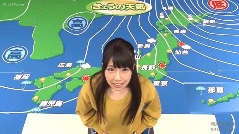 角色扮演 · 微笑 · 面部特写 · 注视镜头 · 身体前倾 · 黄色毛衣 · 气象播报室 · 日本地图背景