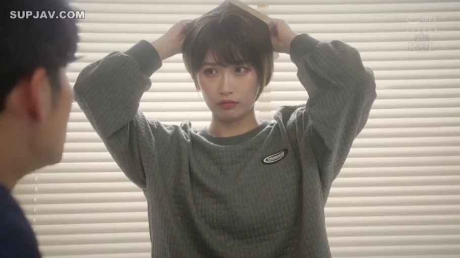 Indoor · Serious · Close-up of the face · Stand · 短发 · Grey hoodie · Book · 头顶书本