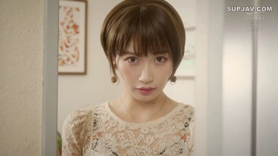 坐姿 · 水手服 · 教室 · 羞涩 · 半身特写 · 触摸颈部 · 课桌椅 · 校园主题