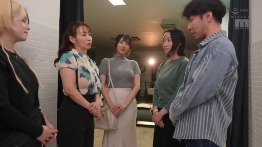 室内 · 交谈 · 严肃 · 站立 · 职业装 · 多人 · 包袋 · 群像