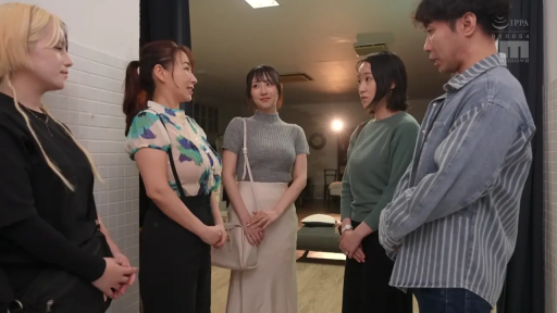 室内 · 会話 · 站立 · 中景 · 自然 · ハンドバッグ · 多人 · 便装