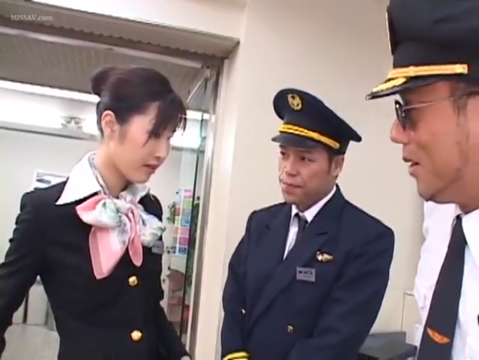 室内 · 特写 · 注视镜头 · 双马尾 · 笑容 · 正面坐姿 · 粉色皱褶上衣