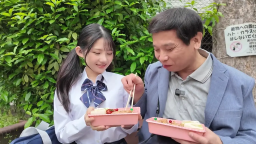 坐姿 · 校服 · 中景 · 微笑 · 户外 · 进食 · 常规 · 便当