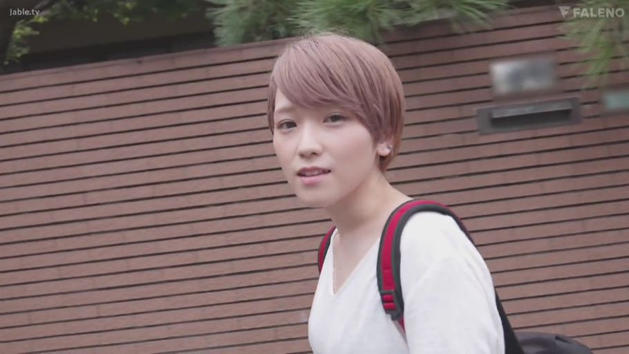 自然 · 面部特写 · 户外 · 注视镜头 · 短发 · 双肩包 · 白色V领T恤 · 侧身站立