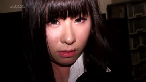 面部特写 · 办公室内 · 注视镜头 · 正坐姿势 · 忧伤表情 · AROMA · 白衬衫黑色西装