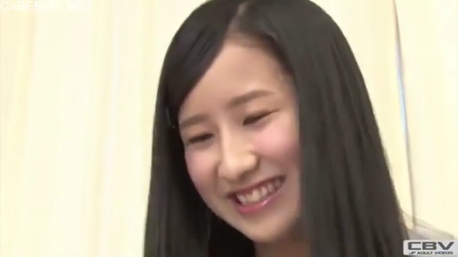 室内 · 低头 · 脸部特写 · 浅色上衣