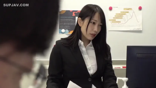 坐姿 · 办公室 · 中景 · 白板 · 黑色西装 · OL · 办公 · 严谨