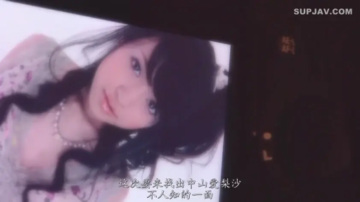 室内 · 顔部のクローズアップ · 自然 · ネックレス · 注視 · 仰向け姿勢 · 写真 · 花柄のワンピース