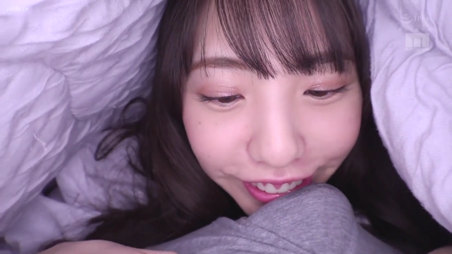俯身 · 脸部特写 · 微笑 · POV视角 · 被褥 · 准备口交 · 被窝 · 灰色裤子