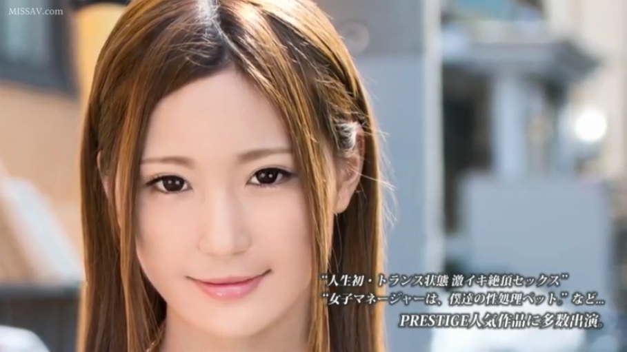 站立 · 中景 · 平静 · 更衣室 · 整理衣物 · 紫色连体泳衣 · 视角仰视 · 挂衣钩