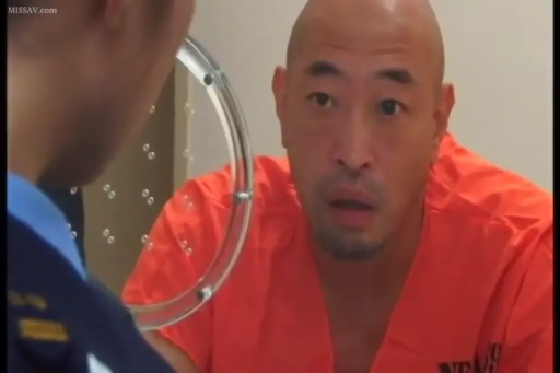 坐姿 · 脸部特写 · 监狱 · 交流 · 惊讶 · 隔板 · 单人男 · 囚服