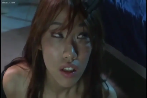 室内 · 脸部特写 · 抬头 · 阿嘿颜 · 黑色吊带 · 展现快感