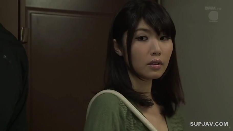 室内 · 注视 · 惊讶 · 日本AV · 单肩包 · 侧身站立 · 头像 · 绿色针织衫