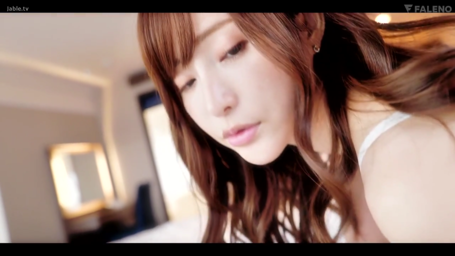 俯身 · 脸部特写 · 卧室 · 迷离 · 凝视 · 长发 · 白色内衣