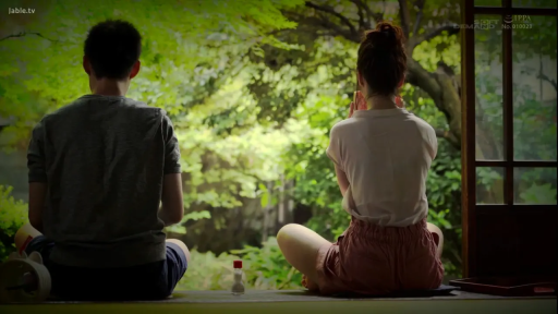 背影 · 短袖 · 盘腿坐 · 瓶子 · 缘侧 · 清新 · 赏景