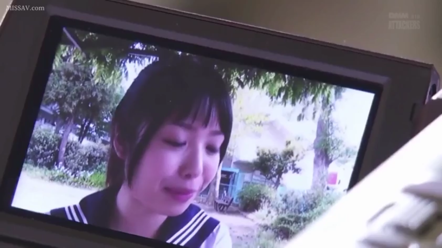 室内 · 字幕 · 微笑 · 面部特写 · 注视镜头 · 长发 · 裸露 · 微侧头