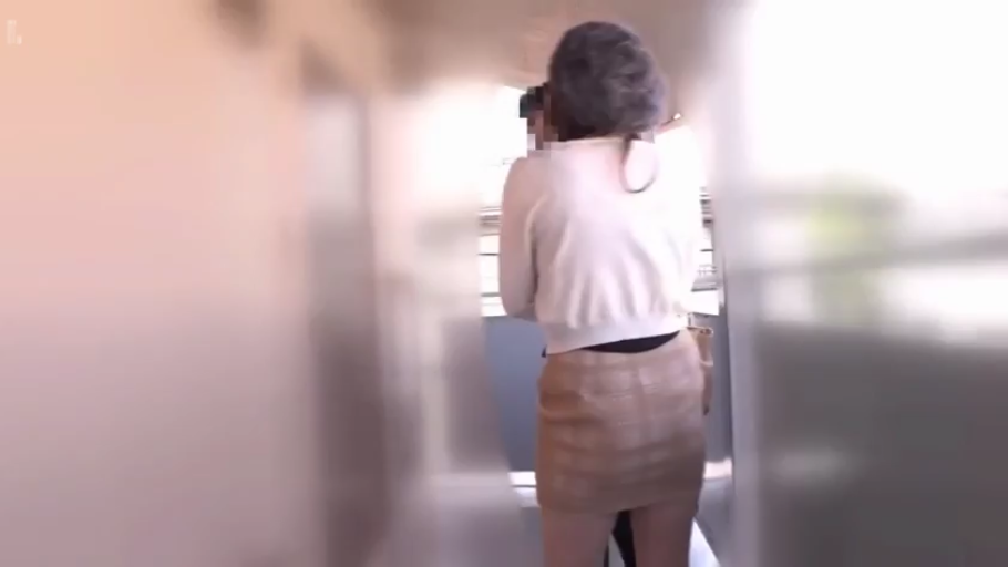 走廊 · 浅色短裙