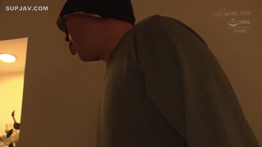 站立 · 平静 · カジュアルウェア · 走廊 · 行走 · 男性 · 横顔