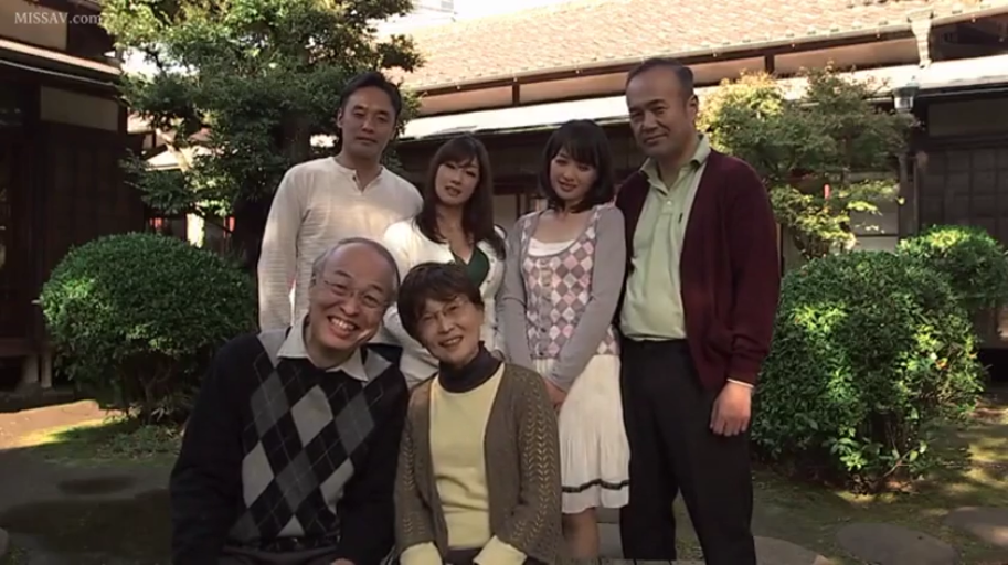 校服 · 站立 · 微笑 · 半身 · 室外 · 散步 · 双肩包 · 青春少女