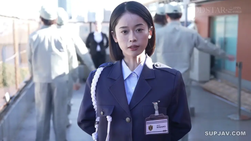 真剣 · 站立 · 半身 · 注視 · 屋外 · 工牌 · 路人背景 · 保安制服