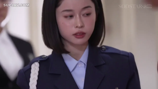 室内 · 严肃 · 站立 · 面部特写 · 注视 · 警服 · 单女